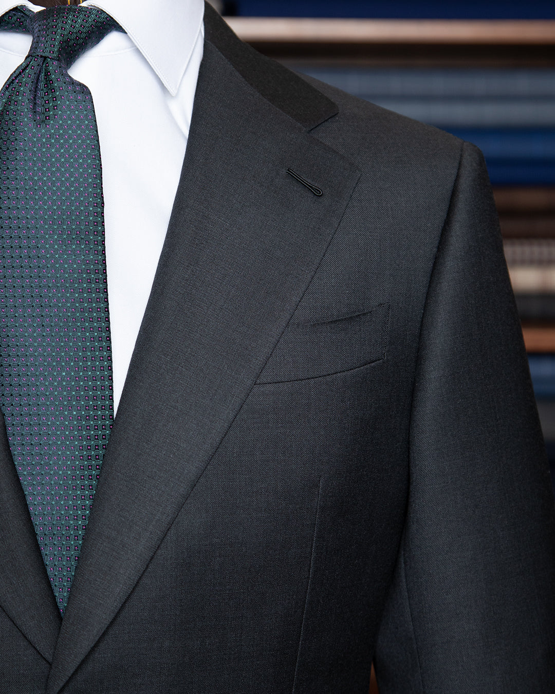 Abito Blu Navy, Grigio o Nero? Come Scegliere il Colore Giusto per il Tuo Completo