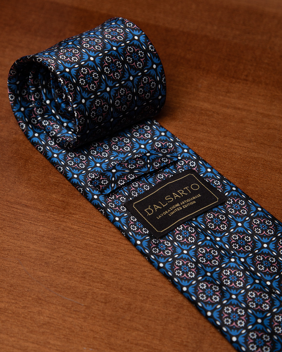 Cravatta Blu Notte con Arabesco Cobalto e Fiore Rosa