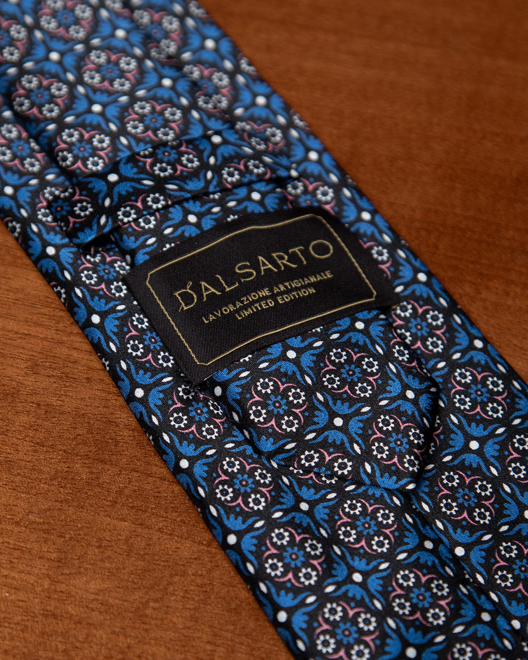 Cravatta Blu Notte con Arabesco Cobalto e Fiore Rosa
