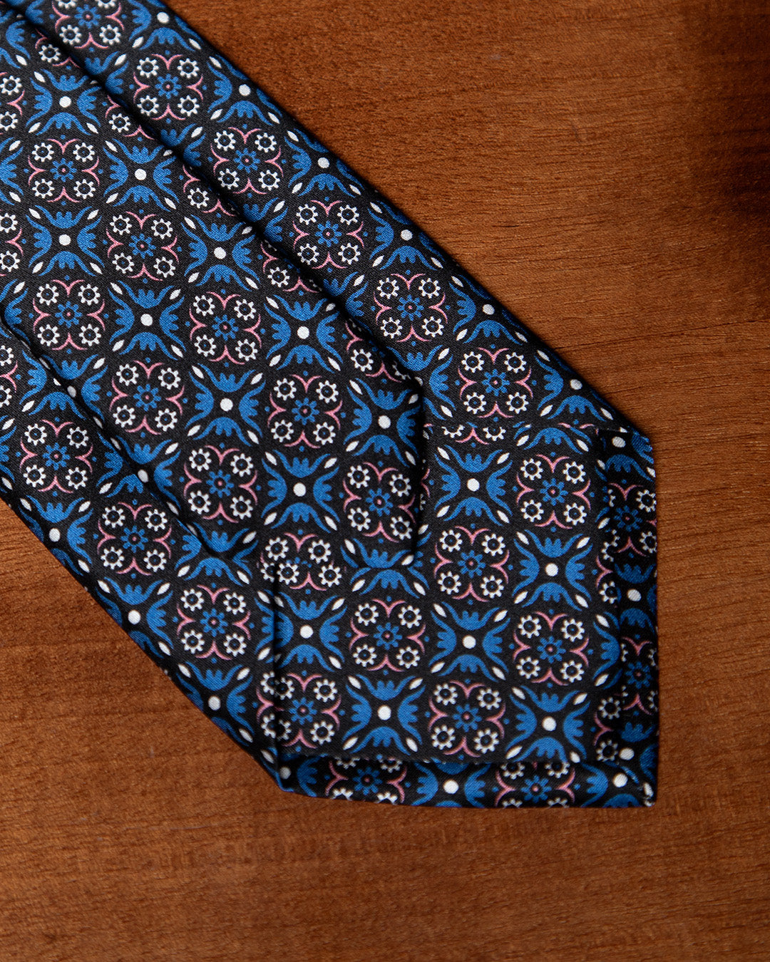 Cravatta Blu Notte con Arabesco Cobalto e Fiore Rosa