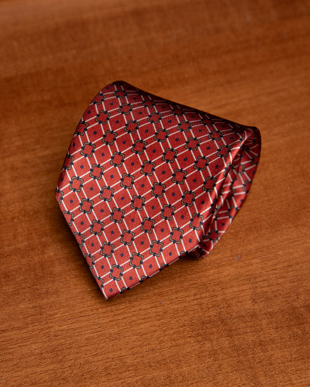 Cravatta Rosso Terracotta e Blu con Graticciata Geometrica