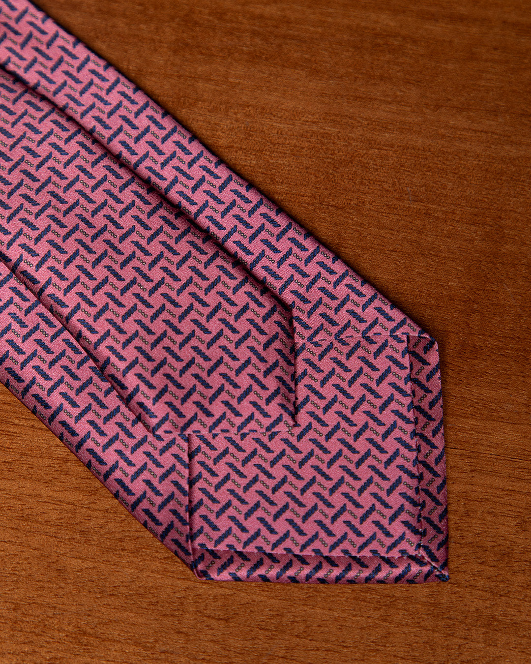 Cravatta Rosa Corallo con Intreccio Geometrico Blu