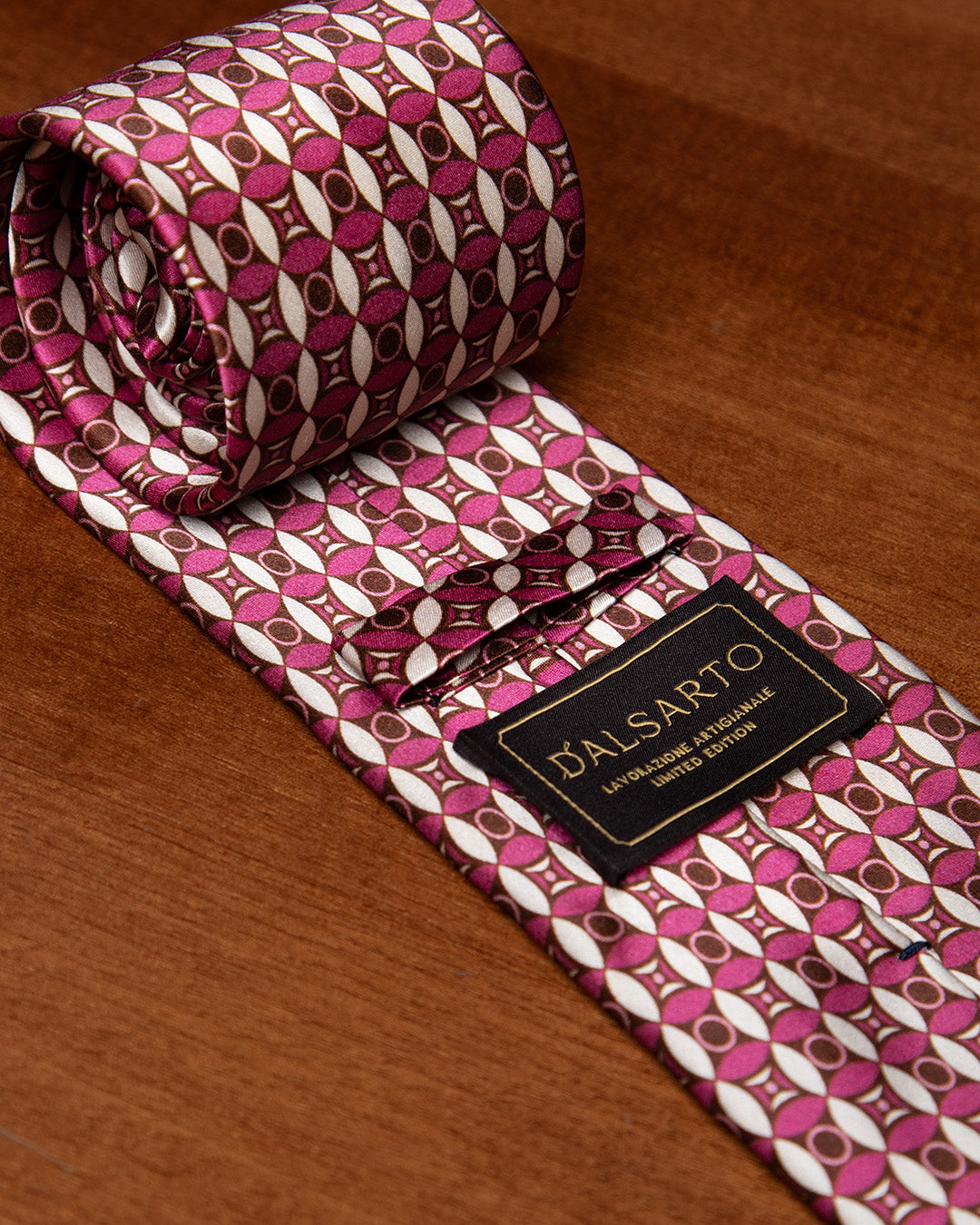 Cravatta Rosa e Arancio con Mosaico Geometrico