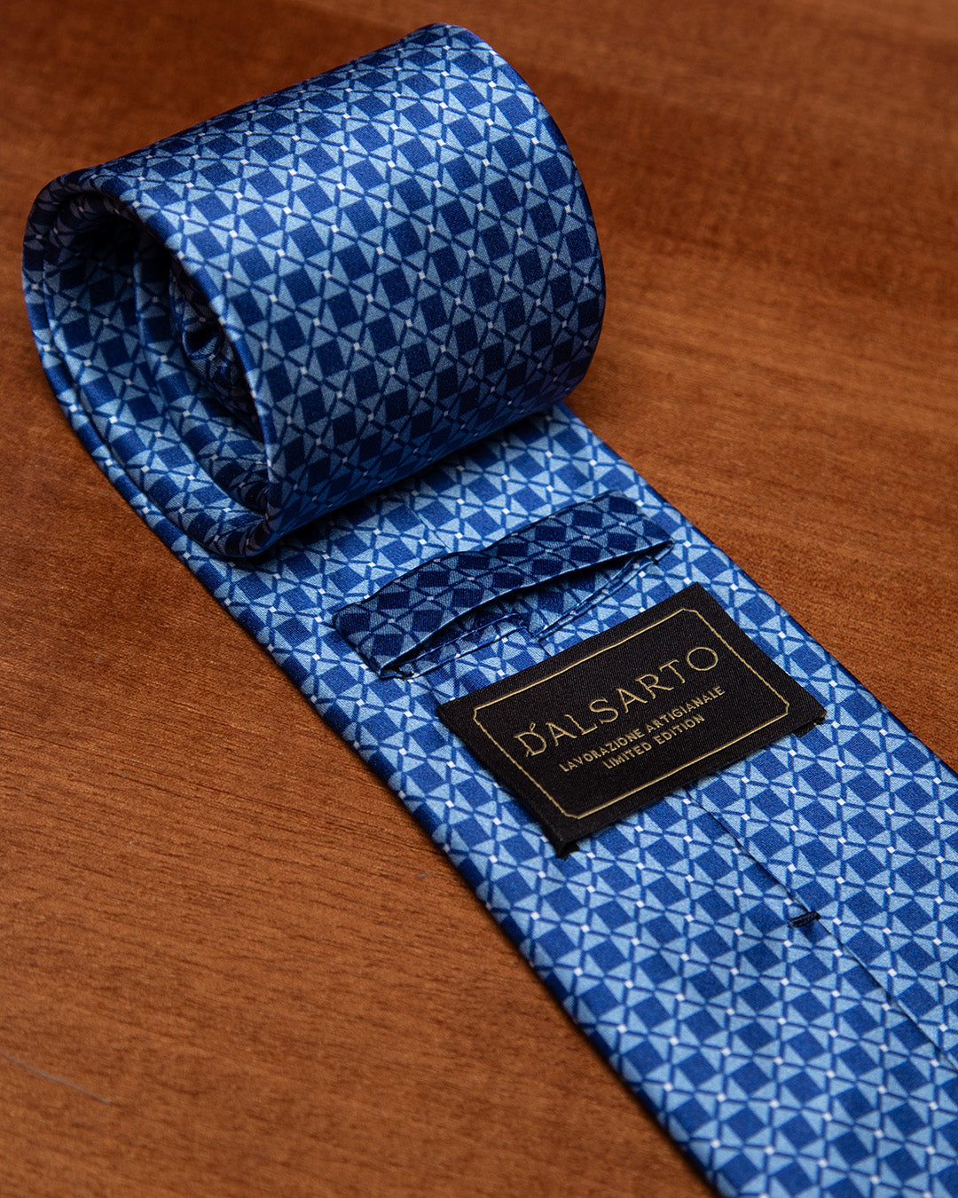 Cravatta Azzurra e Blu con Motivo Geometrico