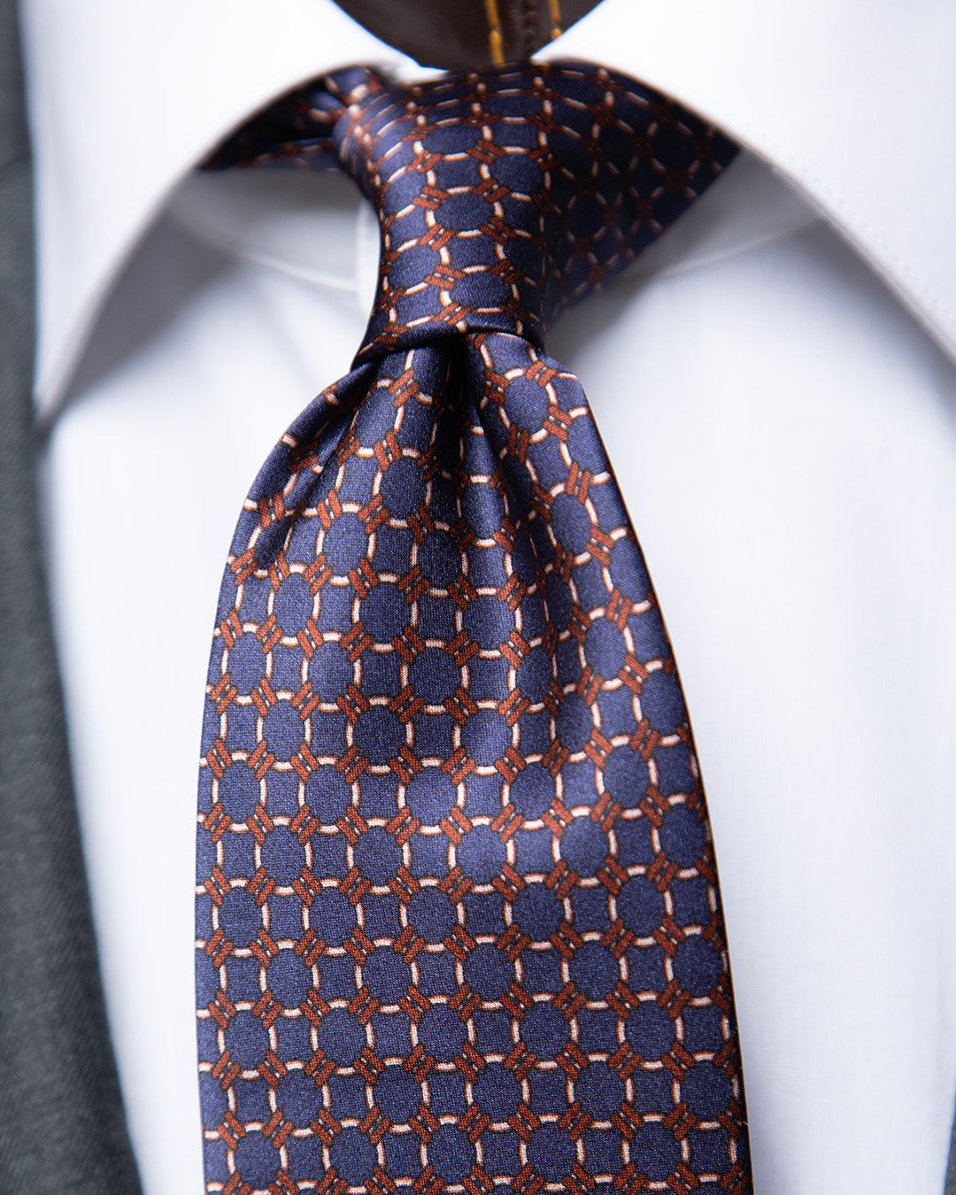 Cravatta Blu con Anelli Beige e Dettagli Bronzo