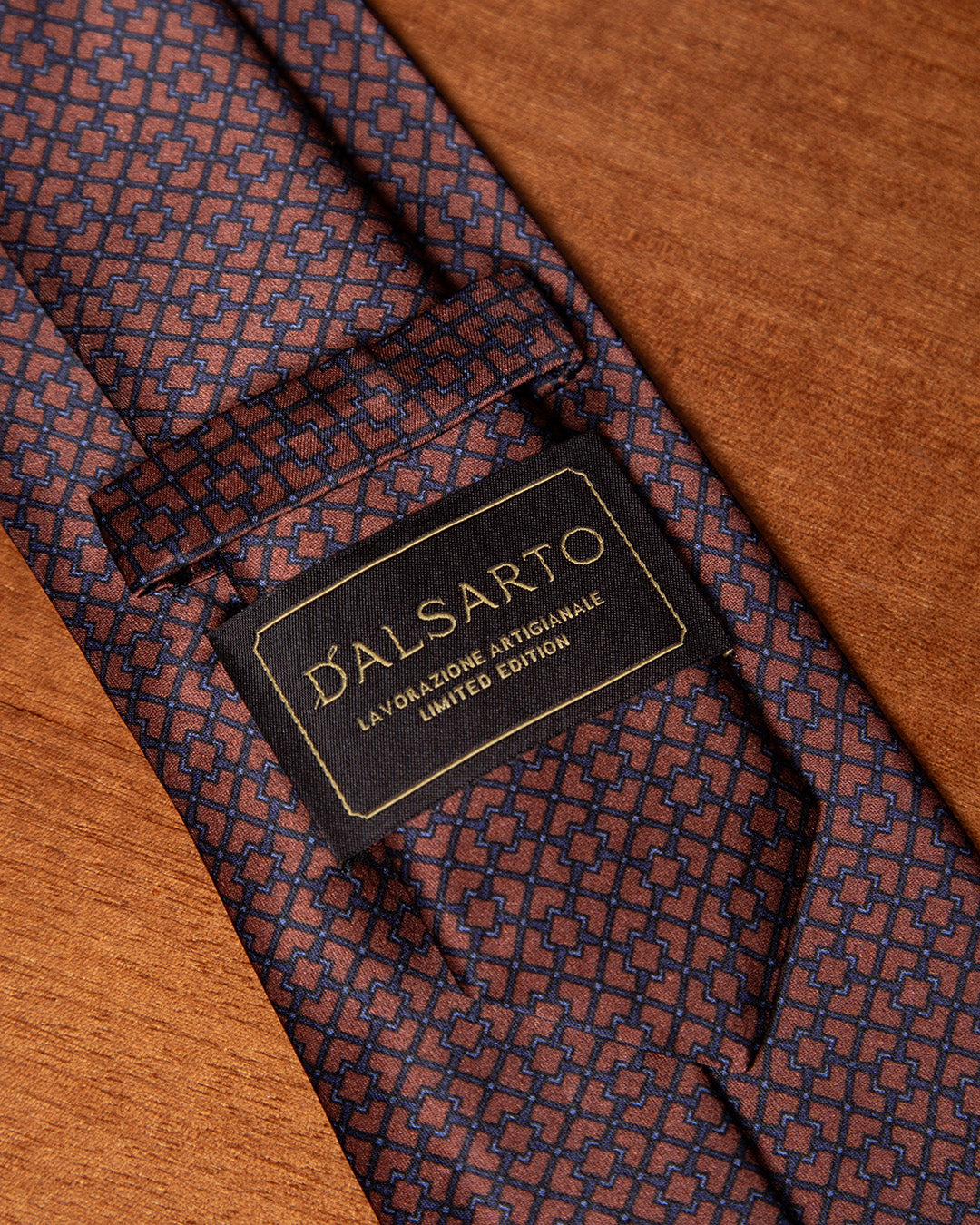 Cravatta Rame e Blu Navy con Motivo Geometrico ad Intreccio