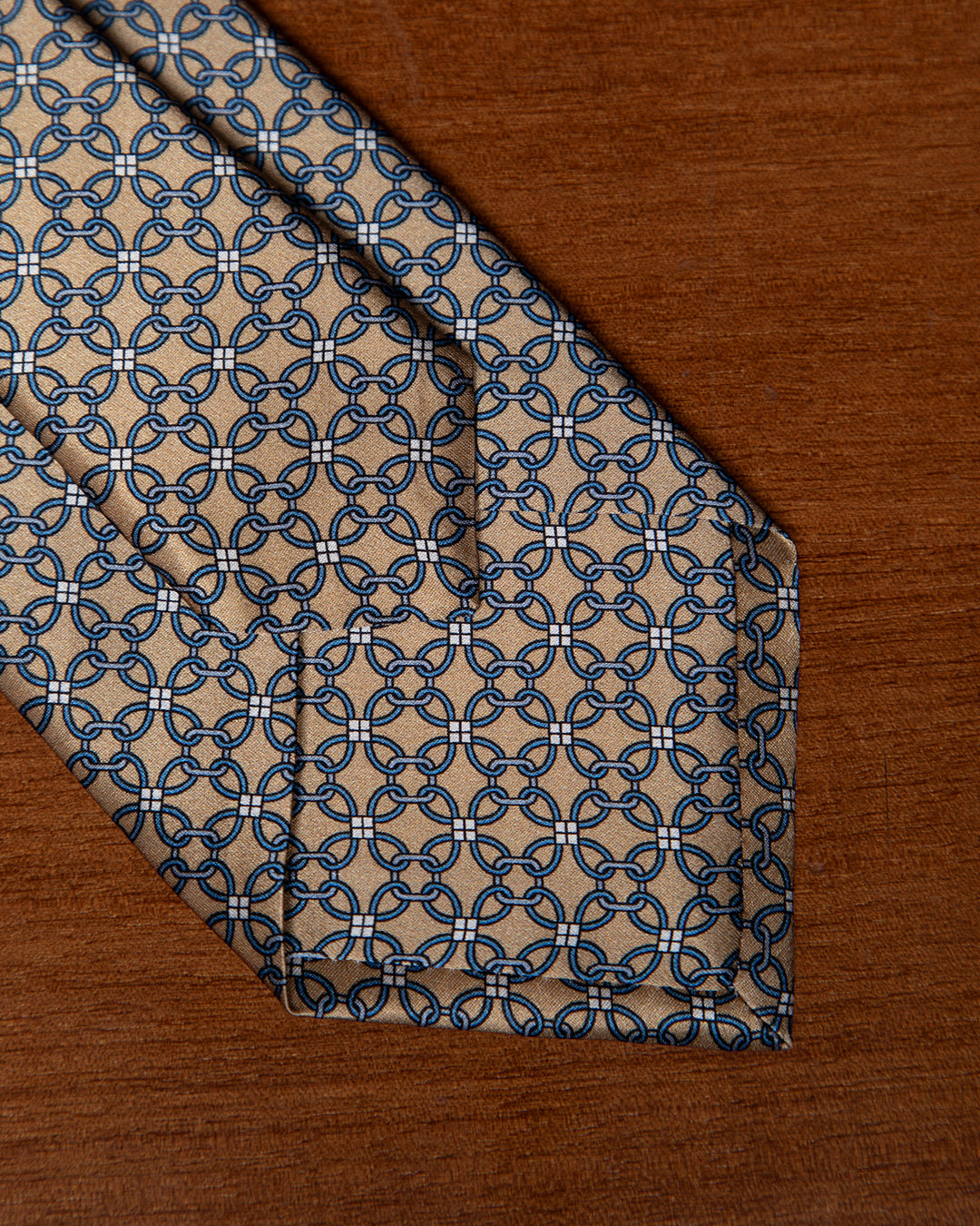 Cravatta Oro con Catenella Blu Notte e Nodi Bianchi
