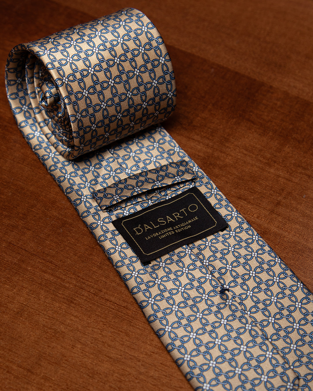 Cravatta Oro con Catenella Blu Notte e Nodi Bianchi