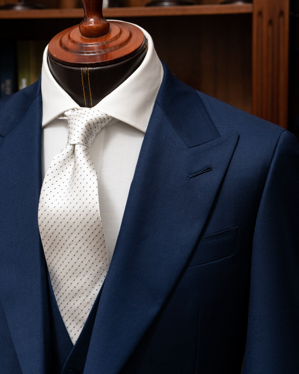 Abito Bernini Tre Pezzi Blu Navy con Rever a Lancia, Tasche a Pattina e Gilet Monopetto in Lana Raffinata. Ideale per Occasioni Formali, Cerimonie e Affari.