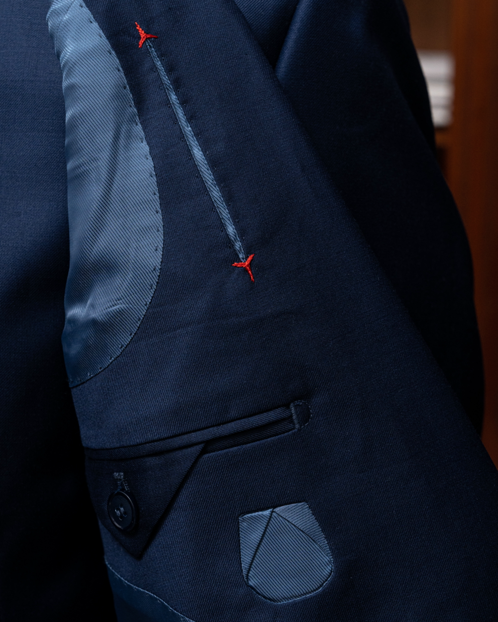 Abito Bernini Tre Pezzi Blu Navy con Rever a Lancia, Tasche a Pattina e Gilet Monopetto in Lana Raffinata. Ideale per Occasioni Formali, Cerimonie e Affari.