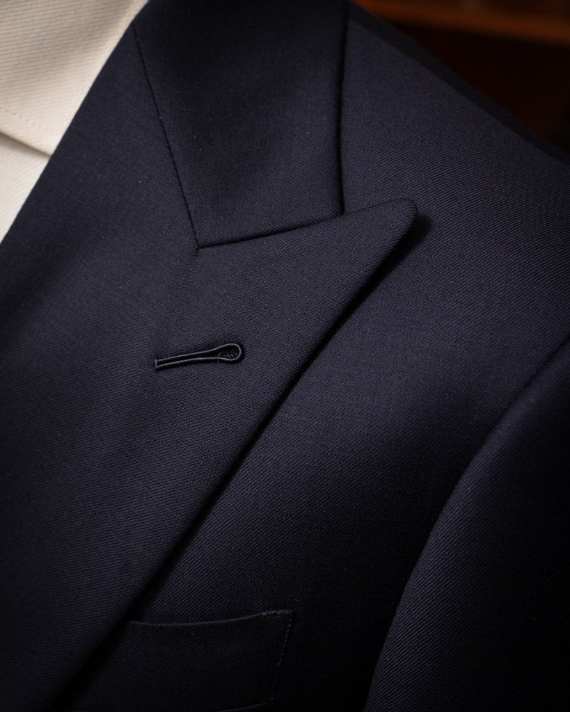 Abito Bernini Blu Scuro Tre Pezzi con Fodera Jacquard e Madreperla: Eleganza Versatile e Raffinata per Ogni Occasione.