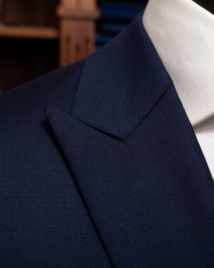 Abito Bernini Blu Scuro Fodera Fantasia: Eleganza Originale in Lana Quattro Stagioni.