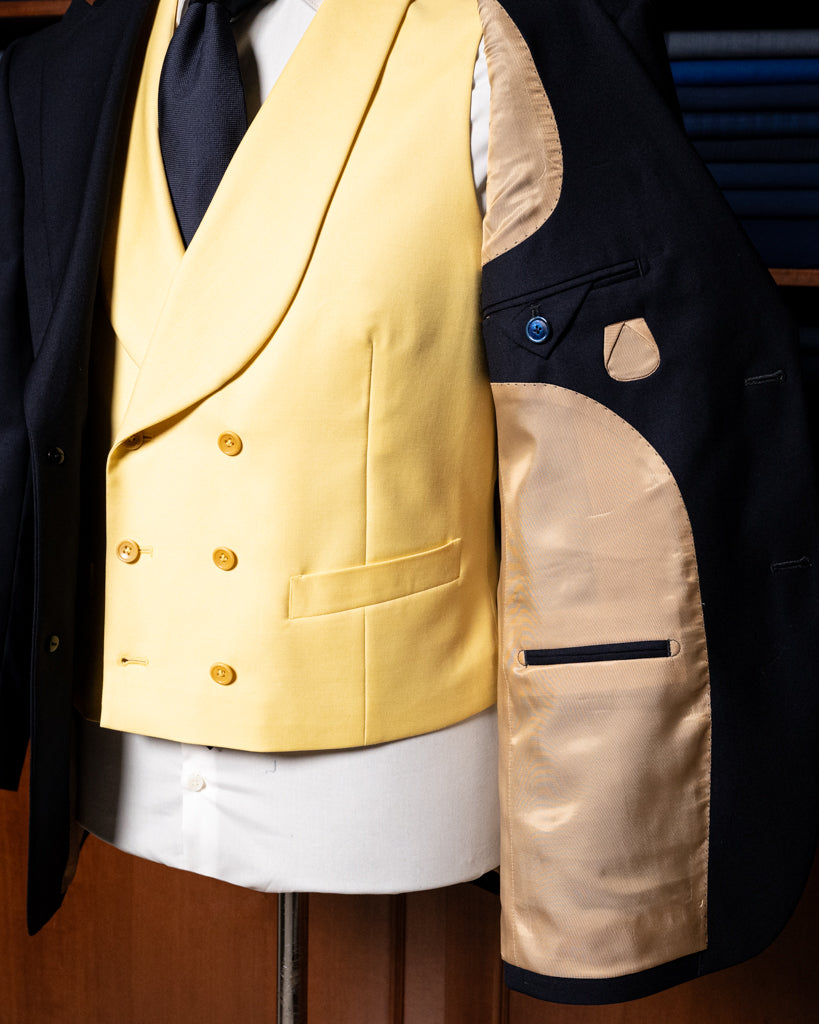 Abito Bernini Petrolio Scuro con Gilet Giallo