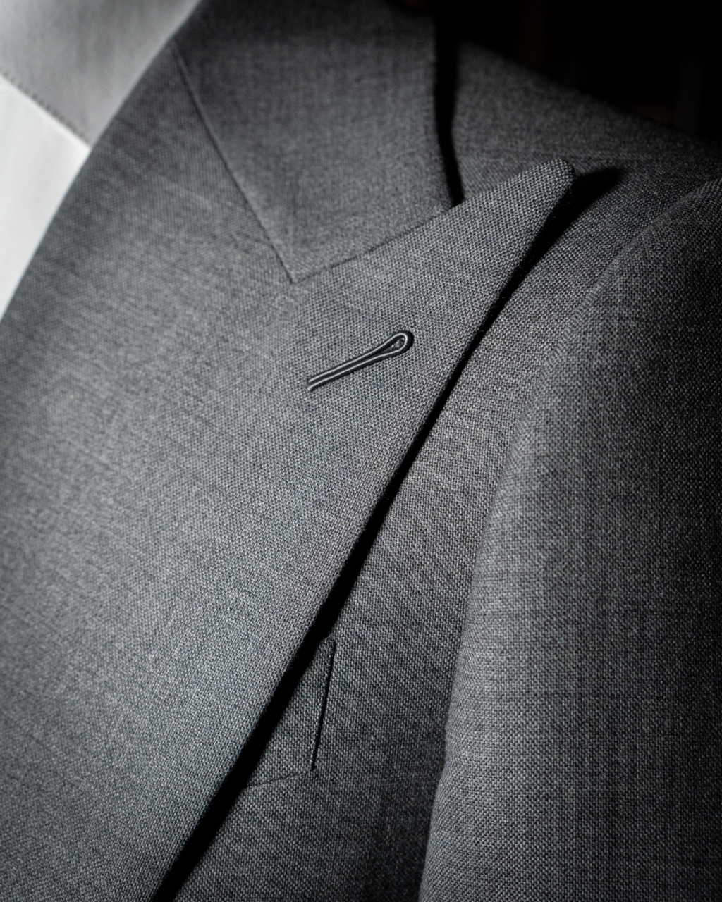 Abito Modernico Grigio Chiaro con Fodera Avio - Elegante e professionale, perfetto per il business. Rever a lancia, tasche a filetto, fodera avio, e tessuto in lana estiva.