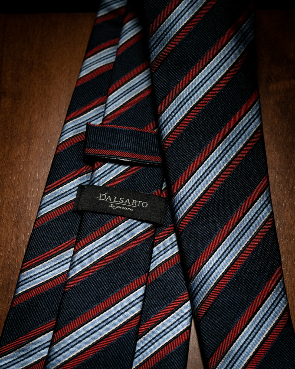 Cravatta Blu con Fantasia Regimental Rossa