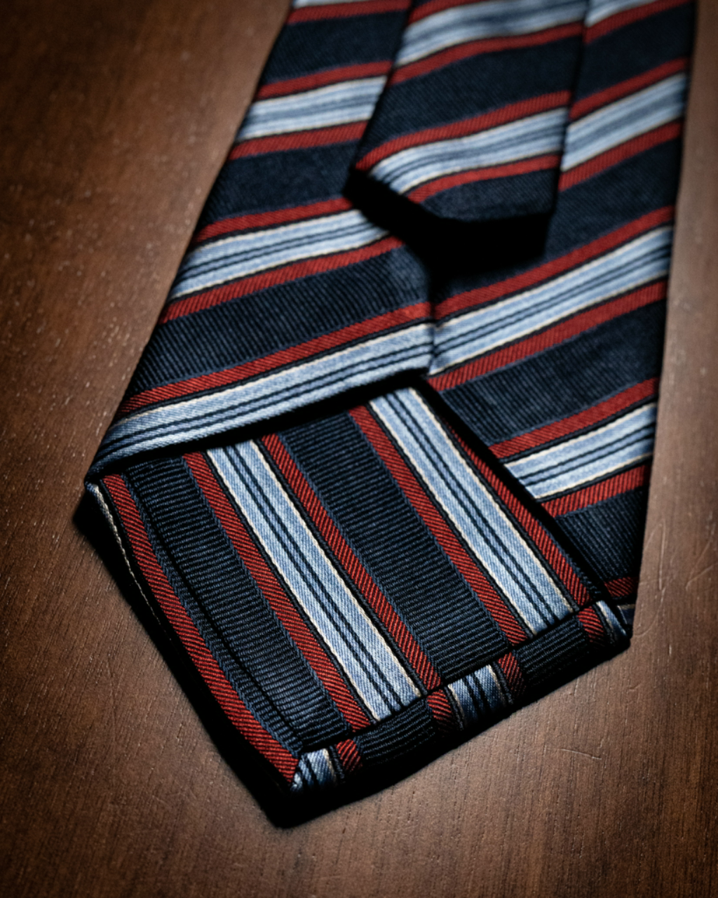 Cravatta Blu con Fantasia Regimental Rossa