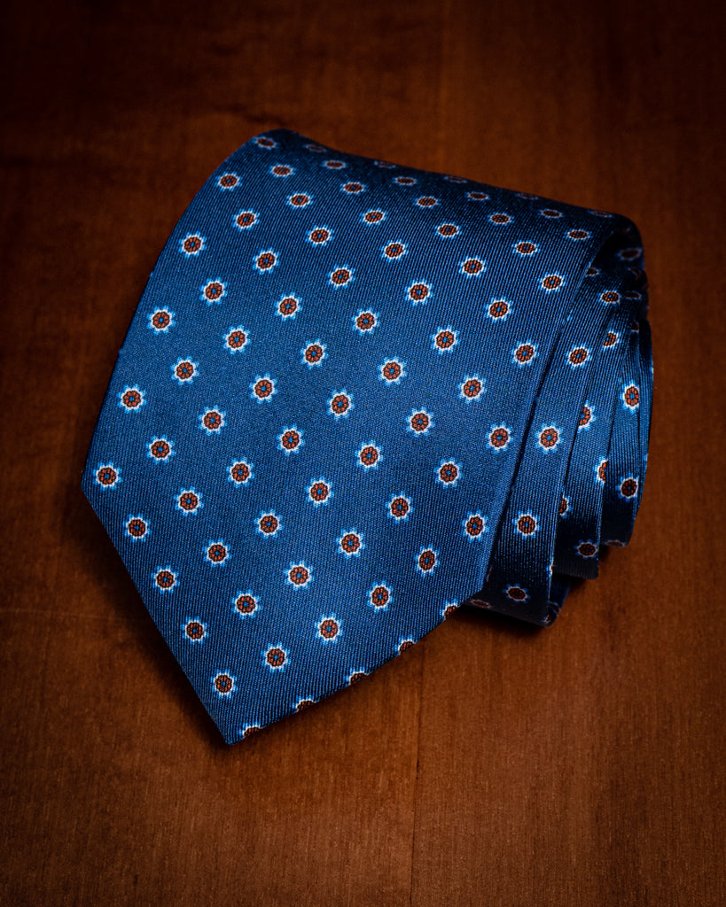 Cravatta Blu con Fiori Arancioni