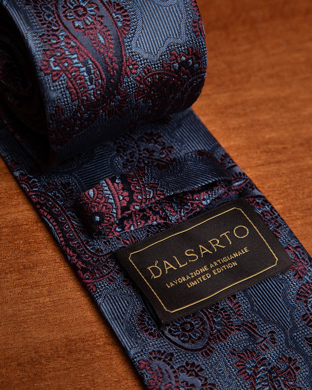 Cravatta Blu Damascata con Fantasia Paisley Rossa in Seta