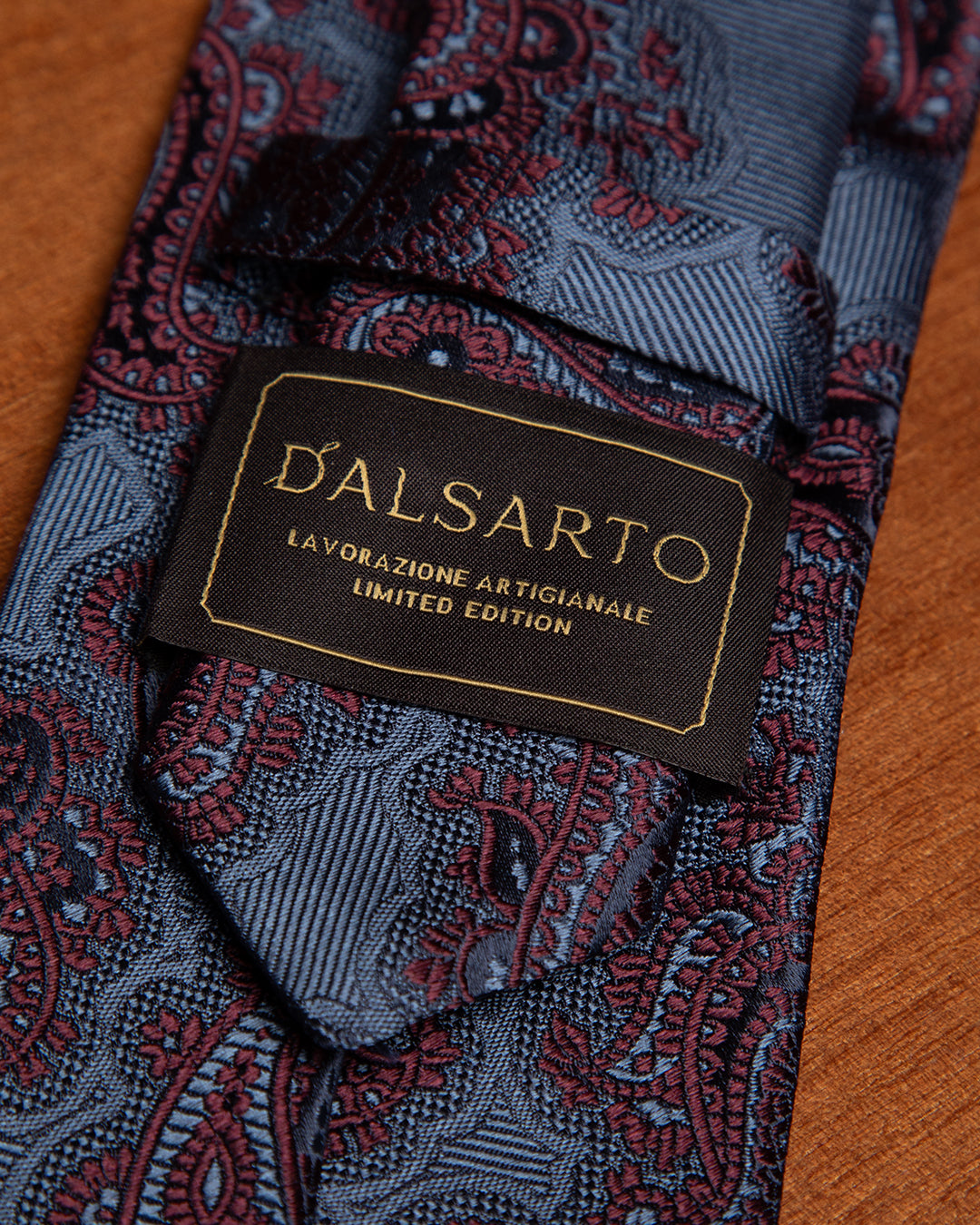 Cravatta Blu Damascata con Fantasia Paisley Rossa in Seta