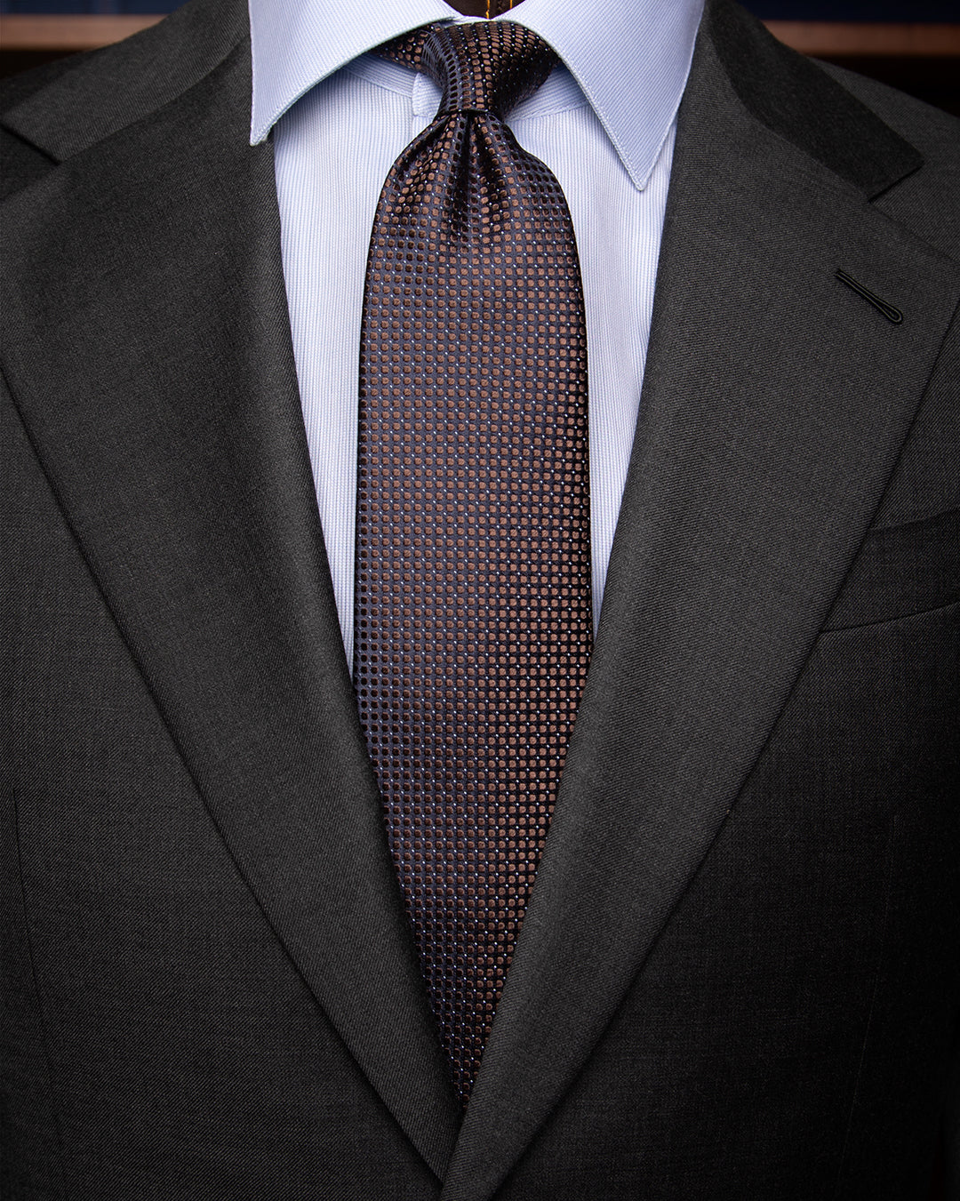 Cravatta Jacquard Blu Notte Con Microcerchi Marrone Caffè E Puntini Azzurri