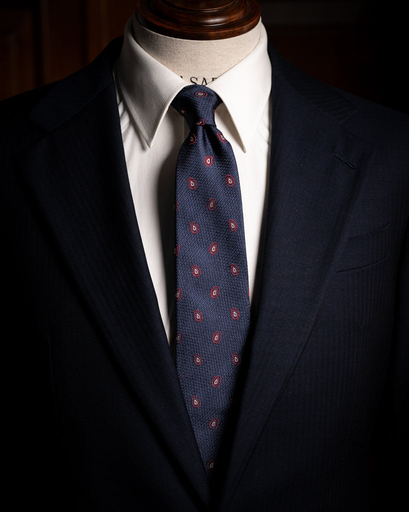 Cravatta Jacquard Blu Notte Operata con Paisley Rosso Minio e Bianco Panna