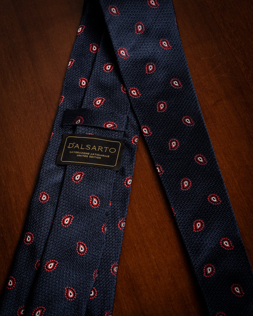 Cravatta Jacquard Blu Notte Operata con Paisley Rosso Minio e Bianco Panna