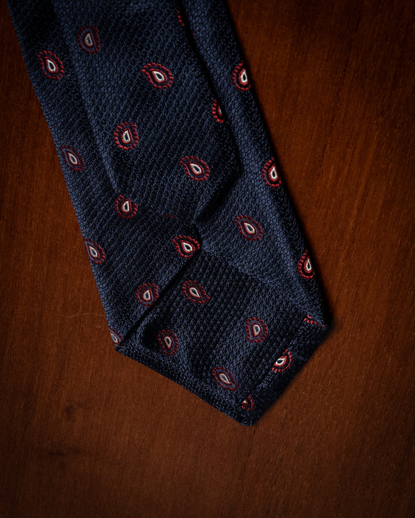 Cravatta Jacquard Blu Notte Operata con Paisley Rosso Minio e Bianco Panna