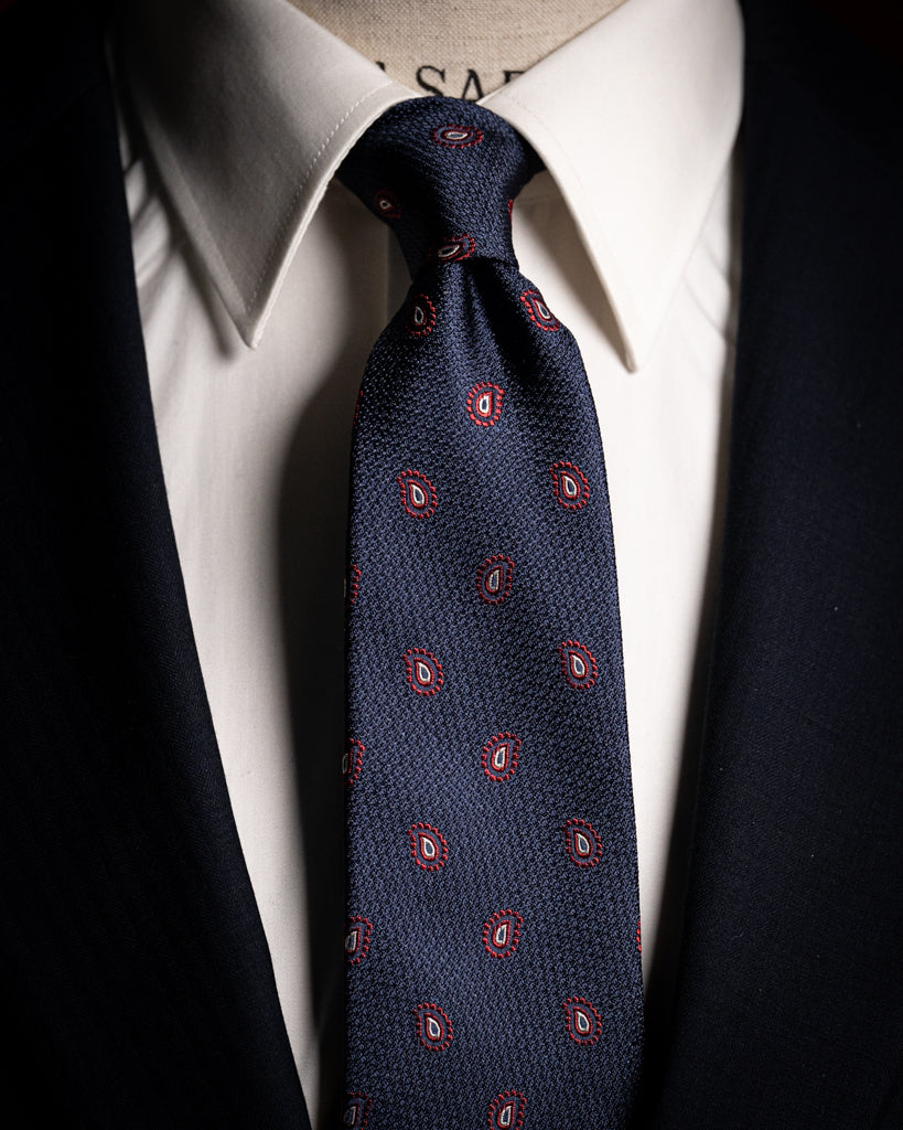 Cravatta Jacquard Blu Notte Operata con Paisley Rosso Minio e Bianco Panna