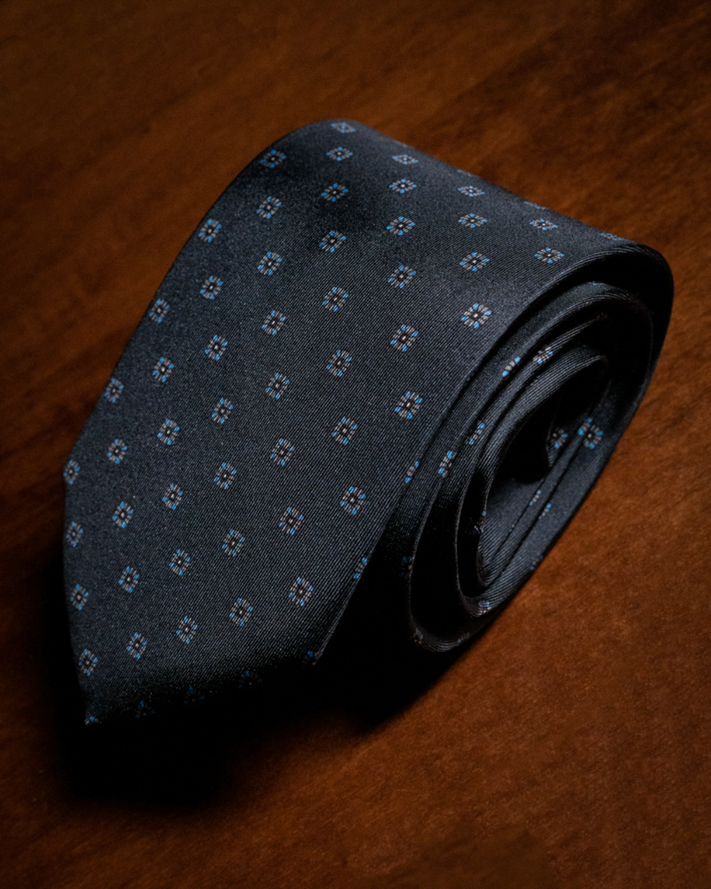 Cravatta Blu Scuro con Fiori