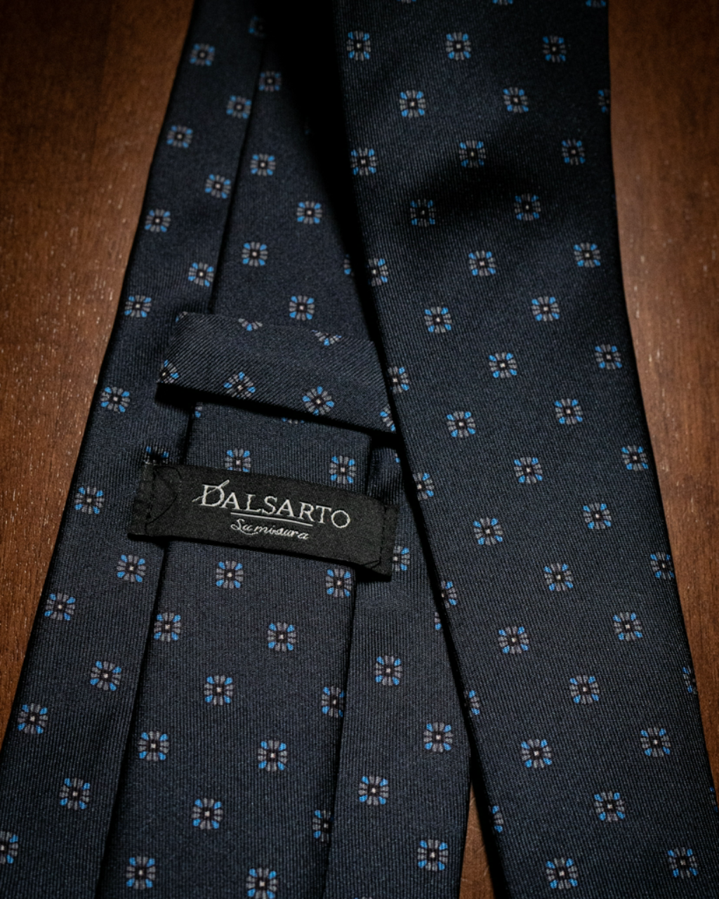 Cravatta Blu Scuro con Fiori