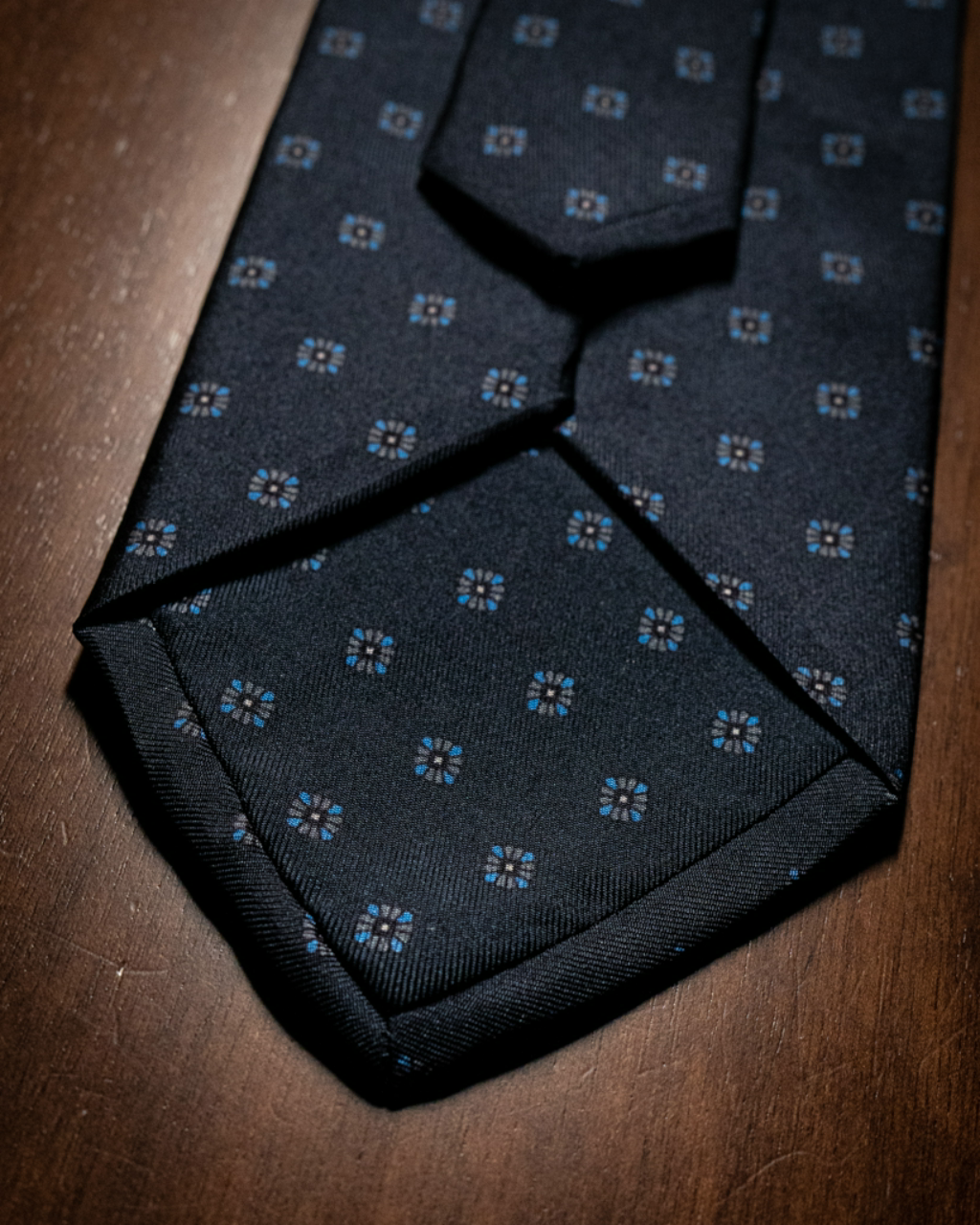 Cravatta Blu Scuro con Fiori