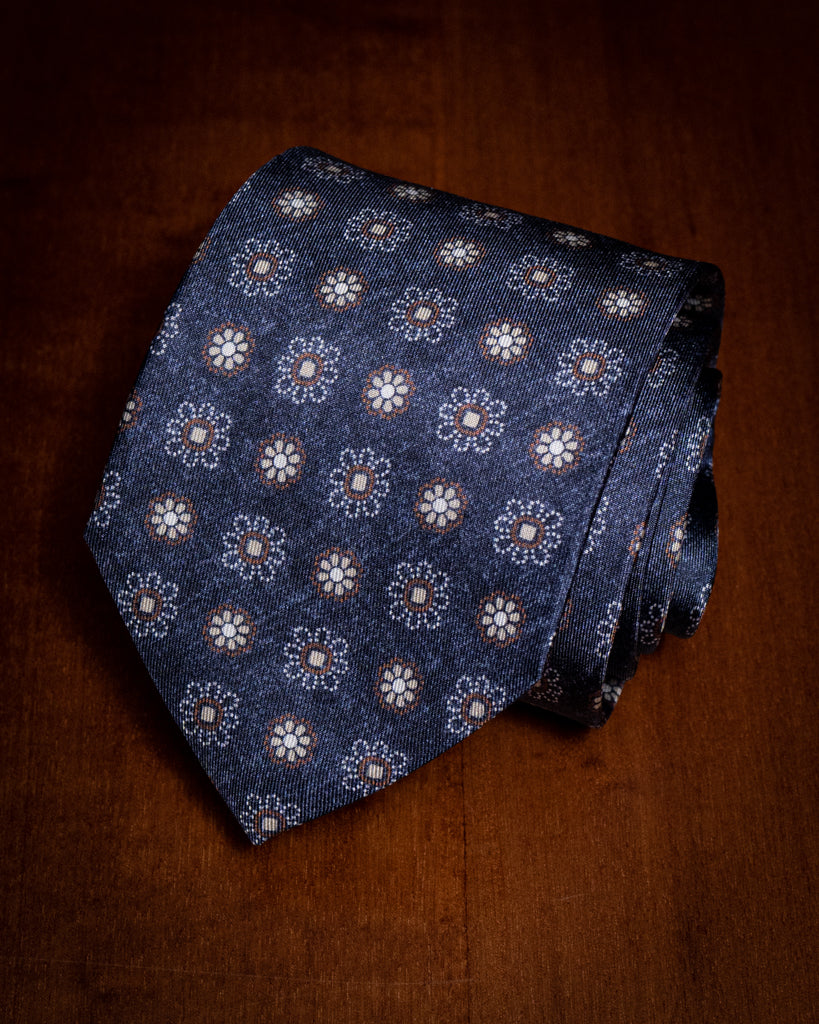 Cravatta Blu con Fiori Marroni e Bianchi