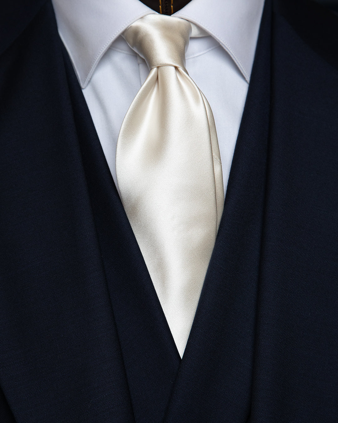 L'Abito da Sposo Bespoke: Eccellenza Sartoriale per Eventi di Lusso in Italia