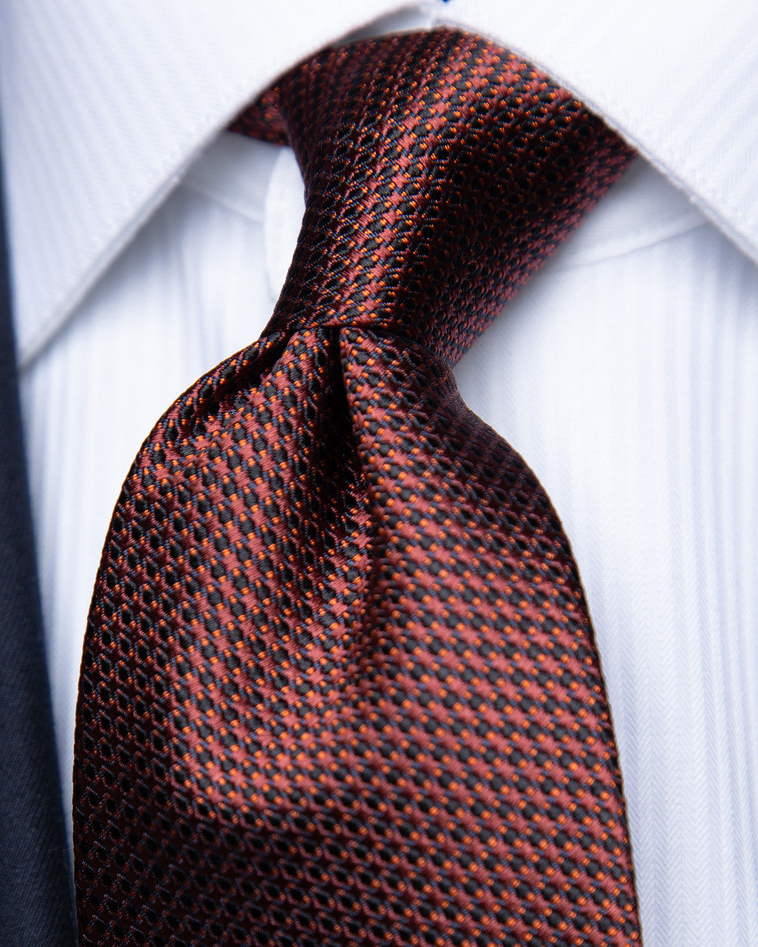 Oltre il Vestito: Come Scegliere e Abbinare la Cravatta Giusta per Esaltare il Tuo Look