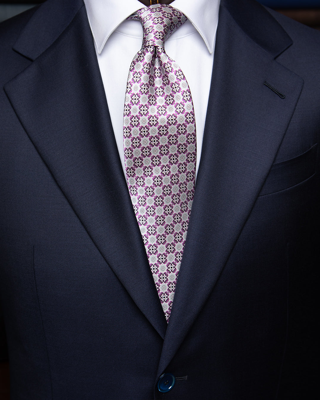 Cravatta Grigio Perla con Motivo Floreale Viola