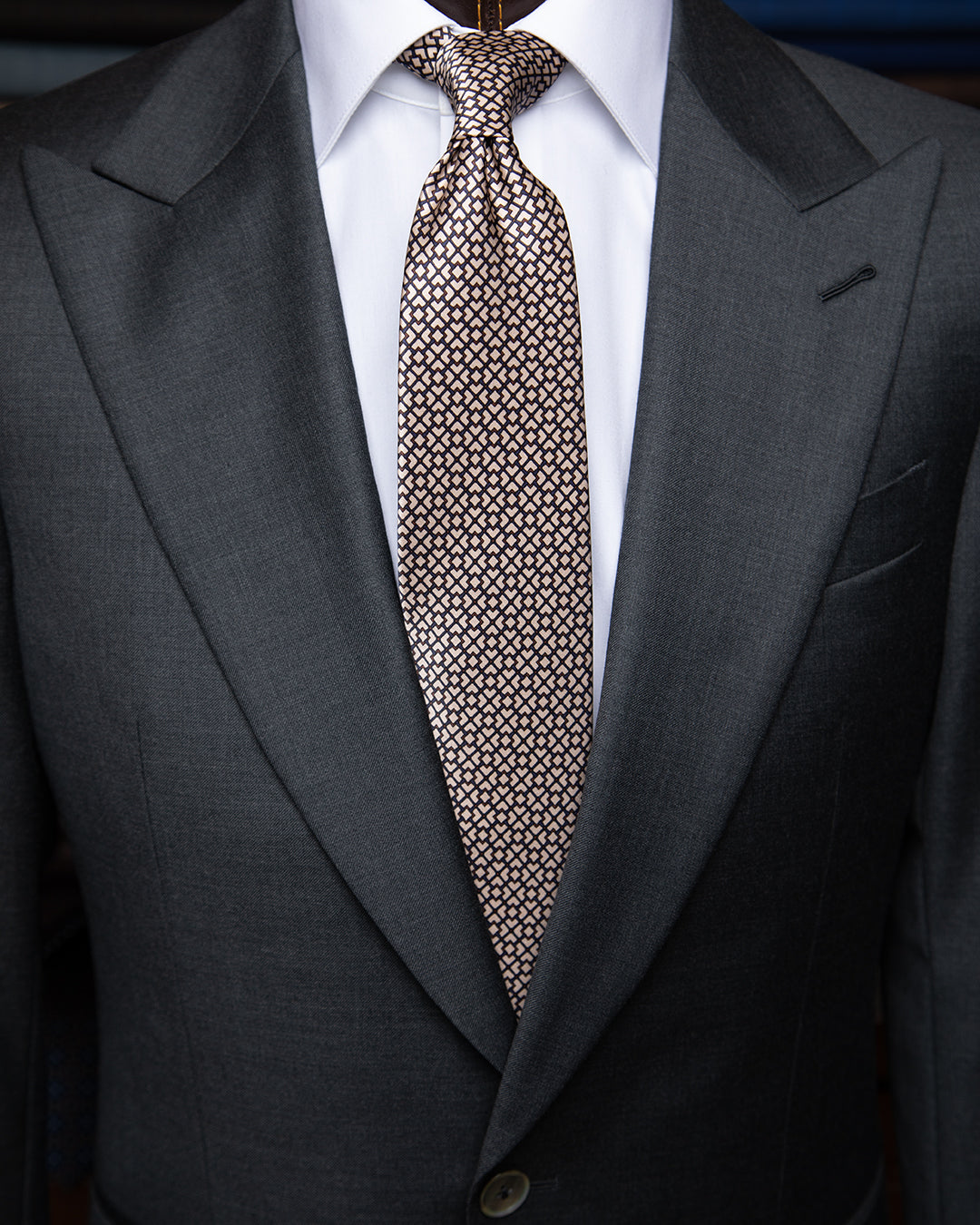 Cravatta Beige Sabbia con Motivo Geometrico a Reticolo