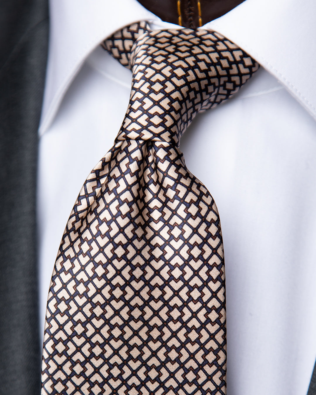 Cravatta Beige Sabbia con Motivo Geometrico a Reticolo