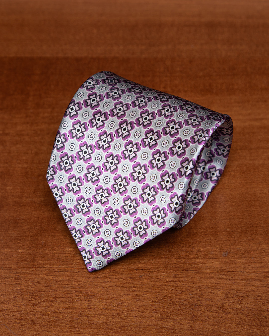 Cravatta Grigio Perla con Motivo Floreale Viola