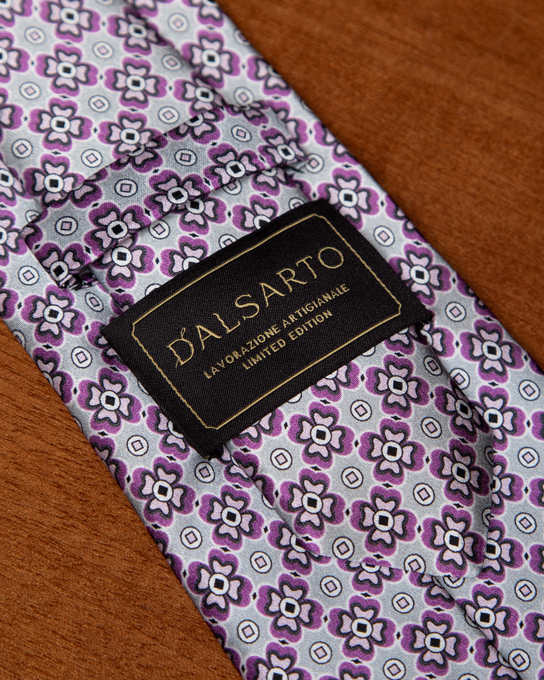 Cravatta Grigio Perla con Motivo Floreale Viola