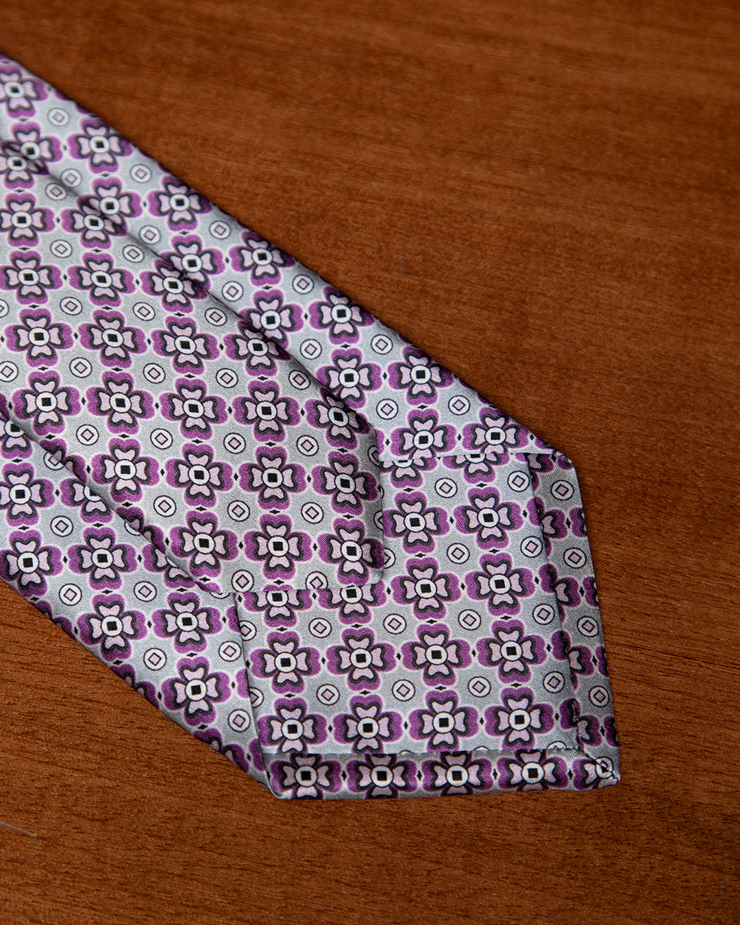 Cravatta Grigio Perla con Motivo Floreale Viola