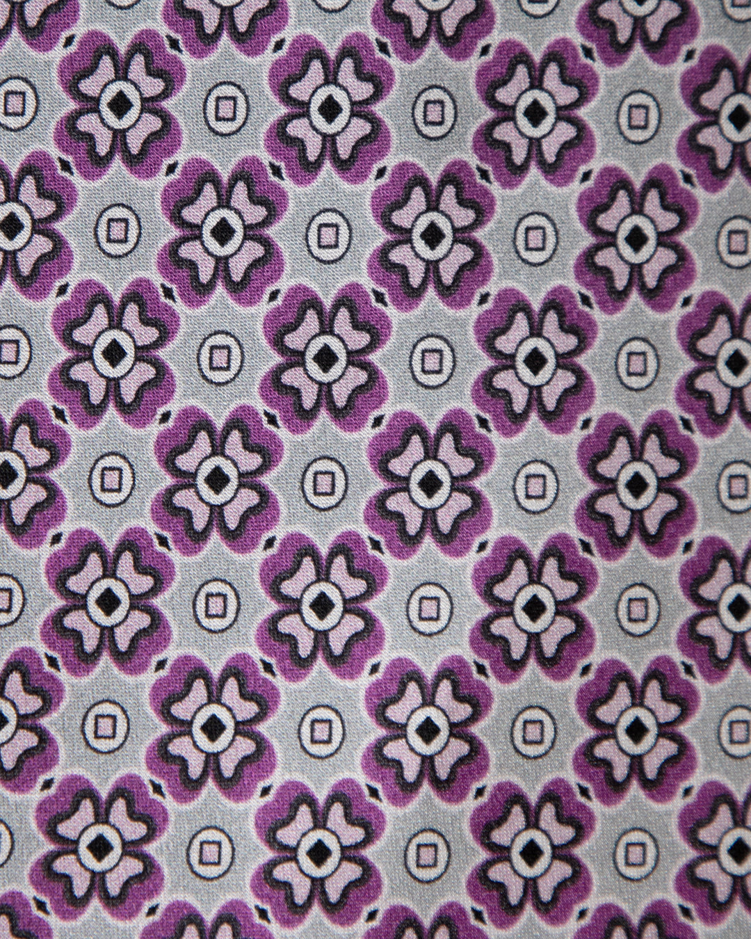 Cravatta Grigio Perla con Motivo Floreale Viola