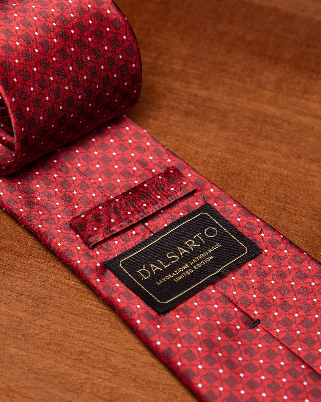 Cravatta Rosso Rubino con Motivo Geometrico
