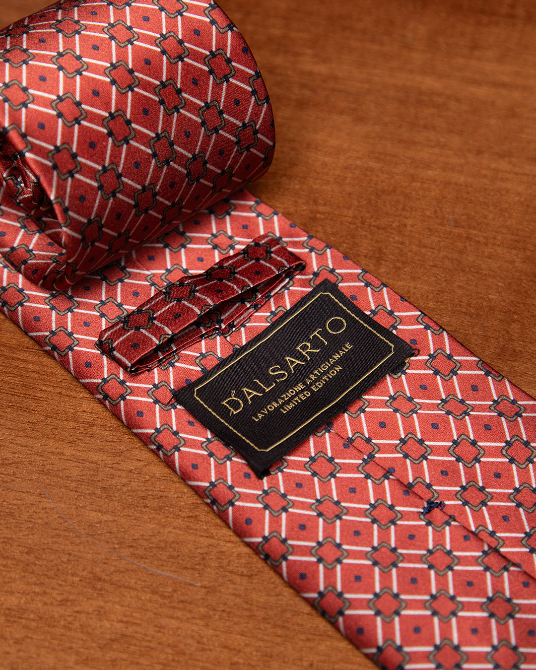 Cravatta Rosso Terracotta e Blu con Graticciata Geometrica