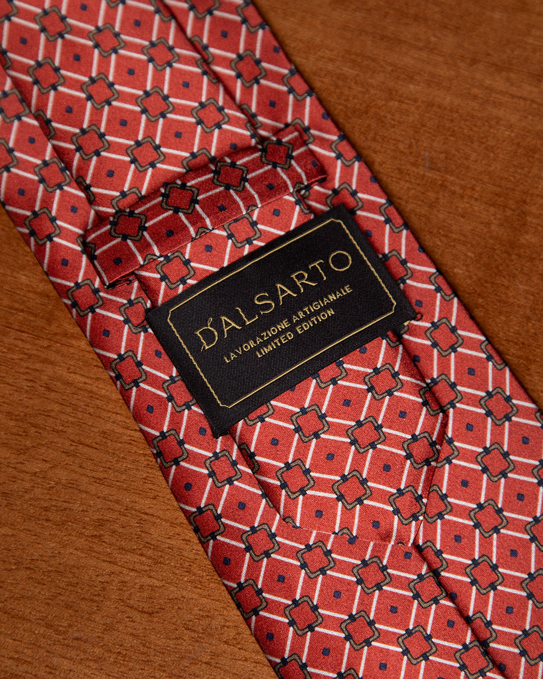 Cravatta Rosso Terracotta e Blu con Graticciata Geometrica