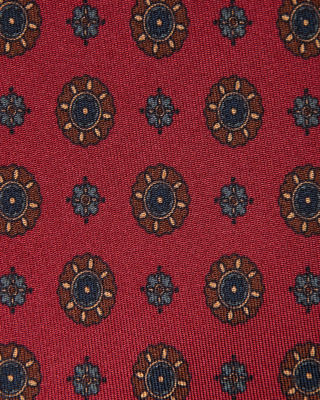Cravatta Rosso Cardinale con Medaglioni D'Oro e Blu