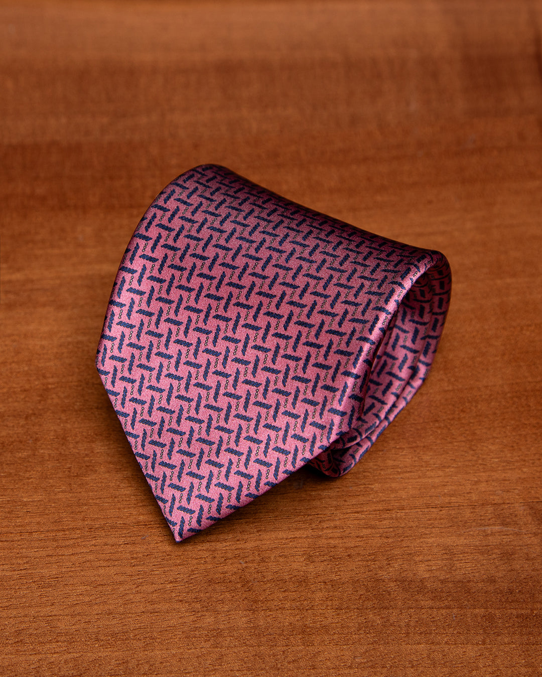 Cravatta Rosa Corallo con Intreccio Geometrico Blu