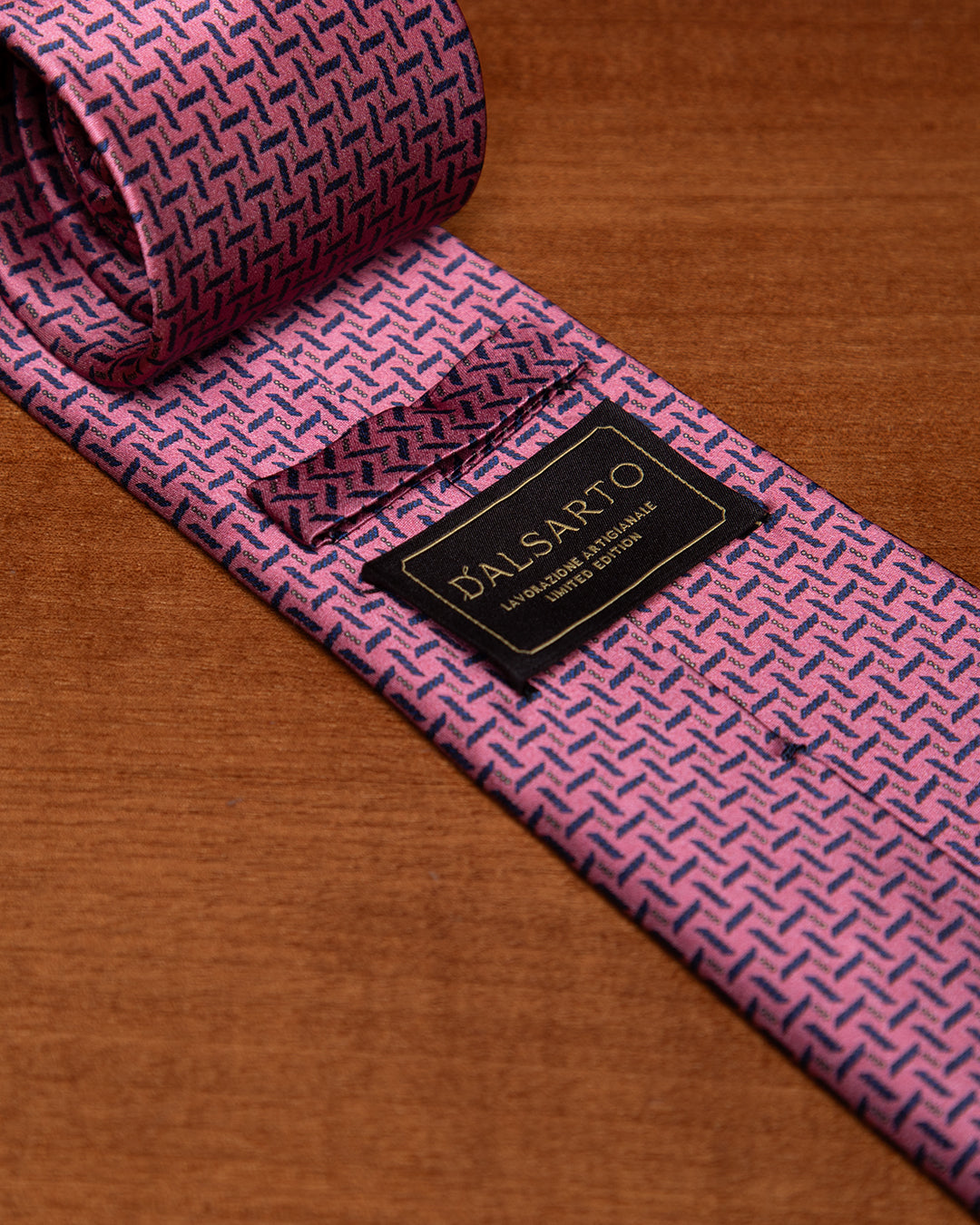 Cravatta Rosa Corallo con Intreccio Geometrico Blu