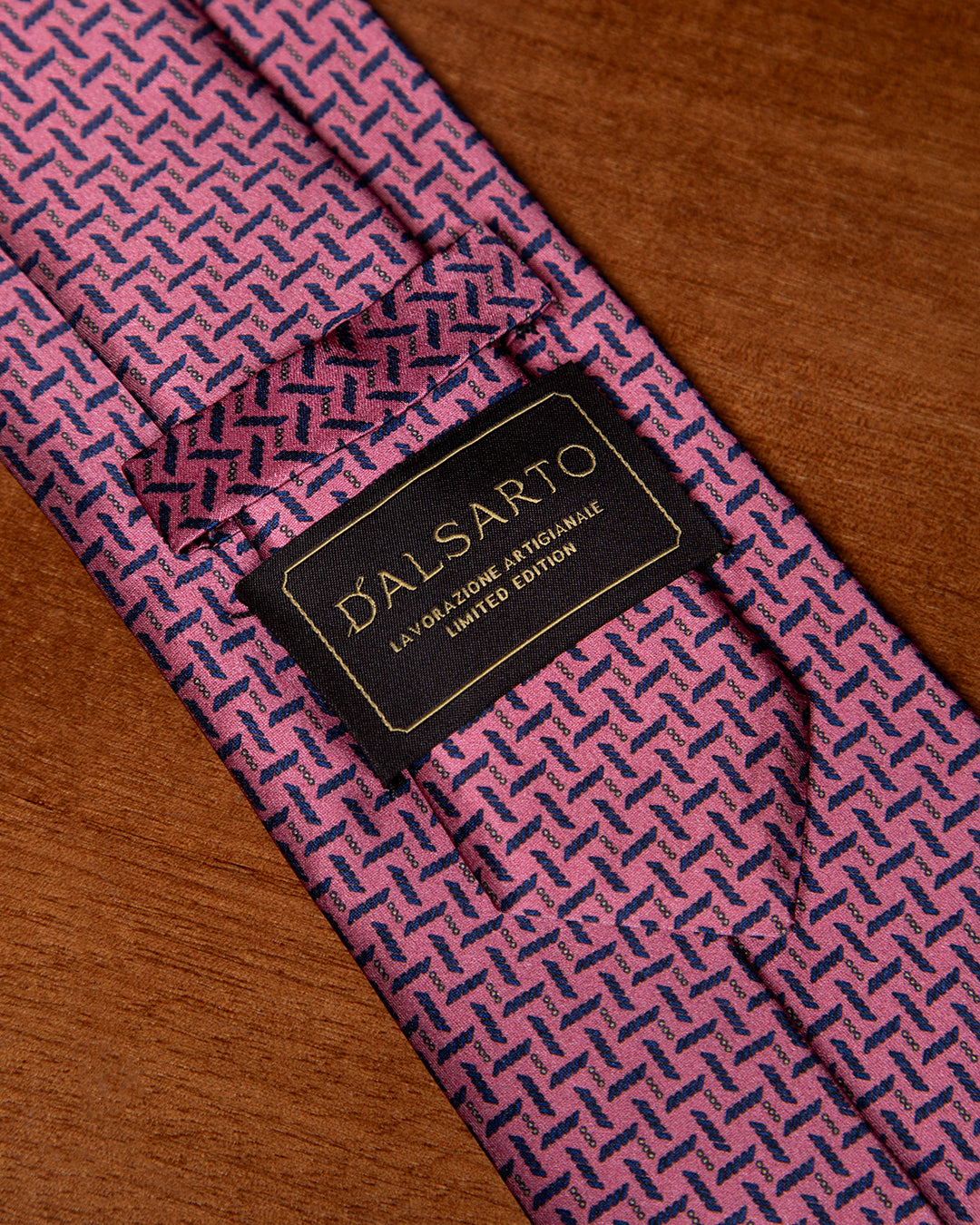Cravatta Rosa Corallo con Intreccio Geometrico Blu