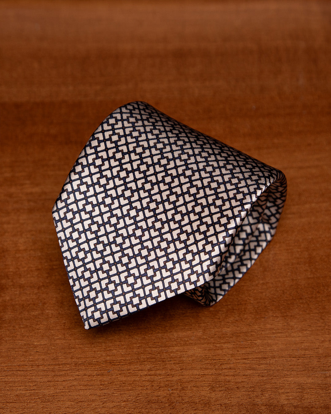 Cravatta Beige Sabbia con Motivo Geometrico a Reticolo