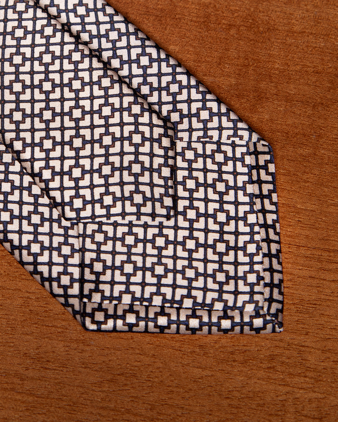 Cravatta Beige Sabbia con Motivo Geometrico a Reticolo